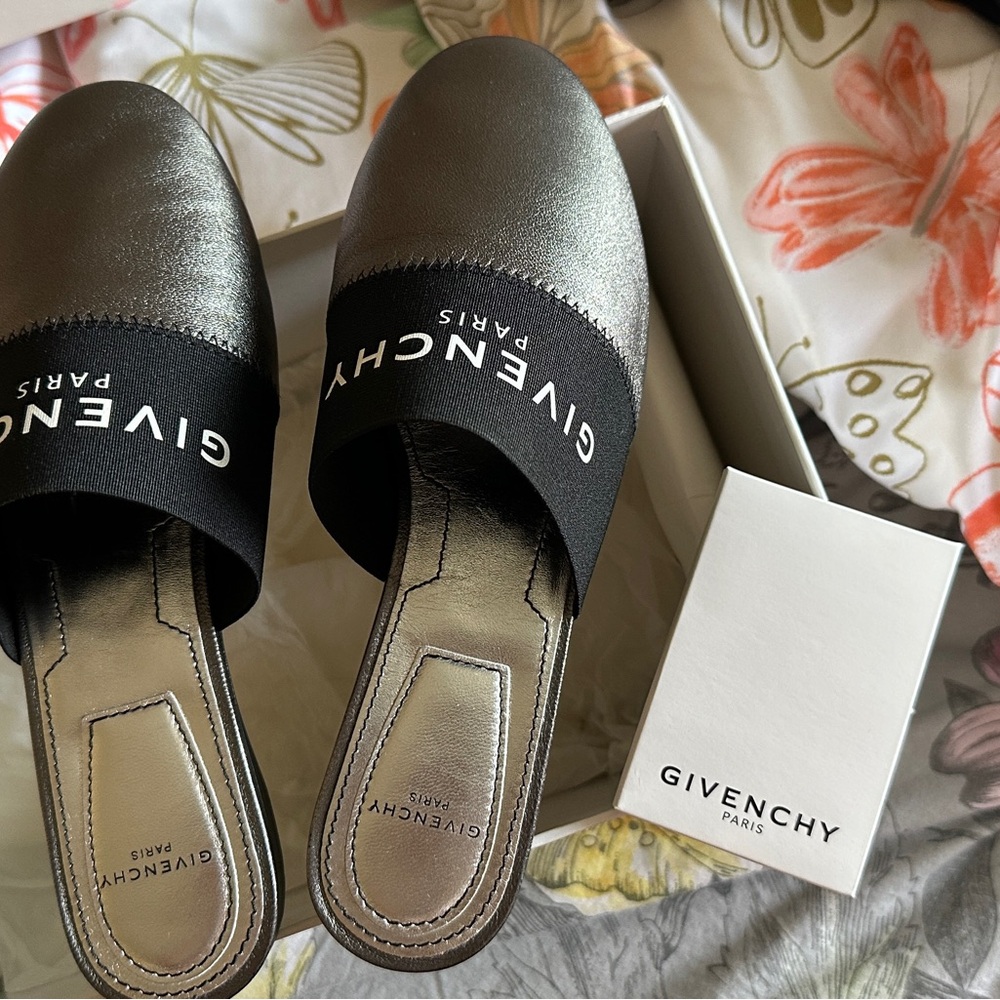 Givenchy Women's Silver and Black Slide Sandals 35/5